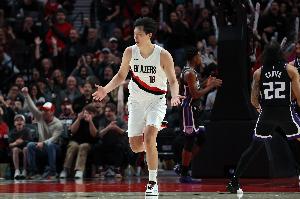 開(kāi)拓者媒體人：楊瀚森防擋拆時(shí)沉退太多 面對(duì)明星后衛(wèi)時(shí)很吃虧