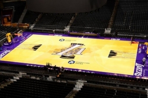 湖記：湖人VS馬刺比賽仍使用正常比賽地板 而非NBA杯專(zhuān)用地板