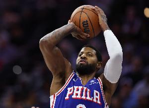 攻防一體！保羅·喬治17中8拿到23分6板5助 關(guān)鍵時刻上籃命中