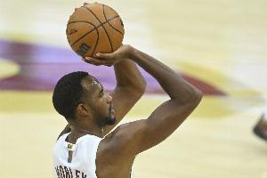 解說：這個奔跑的聯(lián)盟對球員腿部肌肉的損傷正呈批量式爆發(fā)