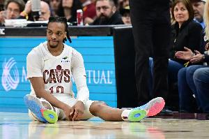 很致命！加蘭運(yùn)球脫手失誤 騎士白白送出球權(quán)