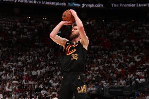 打回來了！迪恩·韋德三分率隊(duì)反超 騎士最多曾落后17分