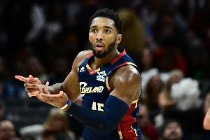 不在狀態(tài)！多諾萬·米切爾半場9投僅3中拿到9分4助 三分5中1