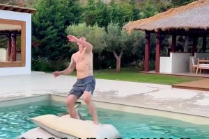 你大爺還是你大爺！伊布跳上泳池漂浮墊絲滑連接倒鉤