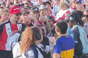 真勇啊??！博卡球迷走進(jìn)了河床球迷中，被逼著脫掉了球衣