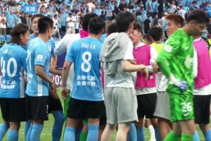 大連球員劉逸罰丟后痛哭，眾多隊友上前安慰