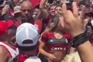 熱情奔放的弗拉門戈球迷展示身材??外國(guó)女球迷是真開放呀~