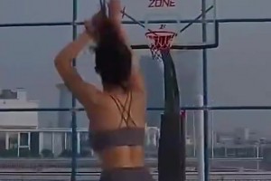 你別說，穿瑜伽褲的張曼源，投籃還挺準(zhǔn)的！??