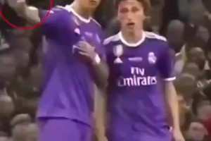 他是真懂球！歐冠決賽C羅指導(dǎo)魔笛如何配合和傳球后，馬上見(jiàn)效！