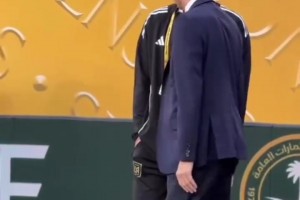 不可思議??！當(dāng)年齊達(dá)內(nèi)這腳停球太優(yōu)雅了