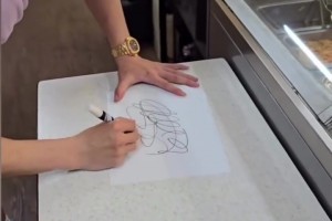 路人在超市偶遇孫興慜并索要簽名，孫興慜直接簽了個(gè)鬼畫符??