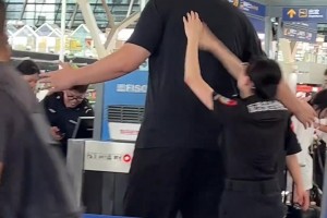 太高了！姚明機(jī)場(chǎng)過安檢 工作人員點(diǎn)起腳尖伸手都?jí)虿坏焦