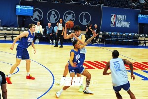 這不比開拓者那幾個(gè)內(nèi)線強(qiáng)？楊瀚森這手妙傳真有約基奇內(nèi)味兒??