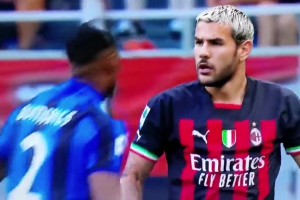 阿庫尼亞這小身板真敢追打鄧弗里斯，沒看特奧都沒占到便宜嘛??