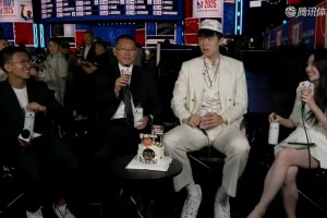 前方女記孟超和經(jīng)紀(jì)人一起給楊瀚森過生日！現(xiàn)場吃蛋糕和代言飲料