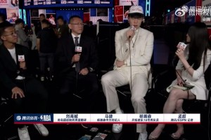 選秀大會(huì)，我來啦！楊瀚森一身白色正裝帥氣逼人~