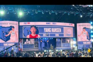 楊瀚森激動(dòng)壞了！在被選中后與太陽新秀馬盧阿奇慶祝