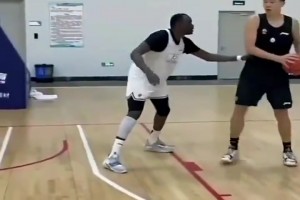 17歲楊瀚森單挑打爆開拓者內(nèi)線里斯 蓋帽跟帽小孩一樣????