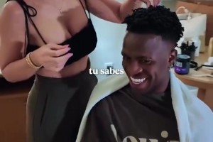 好看嗎？美女造型師給自己做發(fā)型，維尼修斯笑開(kāi)花??