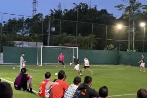 降維打擊??！內(nèi)馬爾現(xiàn)身野球場(chǎng)，戴門(mén)將手套秀一條龍