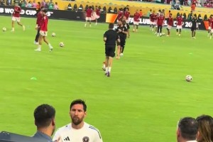 網(wǎng)友實(shí)拍：梅西熱身后來到場(chǎng)邊，先擁抱赫迪拉，后擁抱維埃里