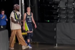 真來啦！歐文觀戰(zhàn)飛翼，賽后與狀元佩奇一同離場(chǎng)，還擁抱合影交流