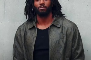 有點(diǎn)胖了？小卡參加時(shí)裝周走秀 還是那么放蕩不羈??????