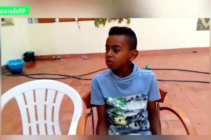 國(guó)外網(wǎng)友曬亞馬爾拿C羅皇馬球衣視頻并配文：他是C羅的粉絲??