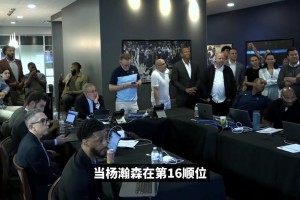 快看，那個(gè)真的是C羅！名場(chǎng)面：可愛的球童們見到C羅目不轉(zhuǎn)睛！