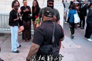 到哪都是焦點(diǎn)！哈登遇4美女搭訕后瀟灑離開