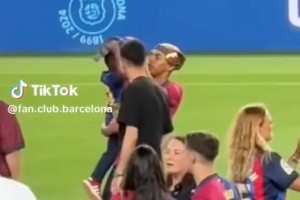 球迷惡搞：加維偷摸女友臀部，主裁去看VAR??