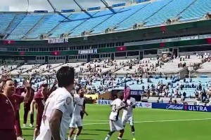 淘汰豪門國(guó)米晉級(jí)8強(qiáng)！ 弗魯米嫩塞球員賽后與球迷瘋狂慶祝