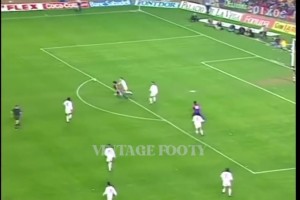 無(wú)與倫比的爆發(fā)力！慢鏡頭看羅馬里奧這記代表性進(jìn)球！無(wú)解捅射！