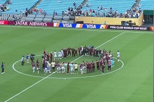 淘汰意甲豪門！弗魯米嫩塞全隊(duì)賽后在中圈狂歡！