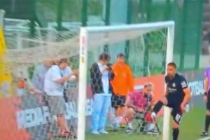 我奶奶看了這視頻，表示這球她都可以進(jìn)！??