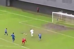 足壇史上最悲催的一腳射門(mén)？??
