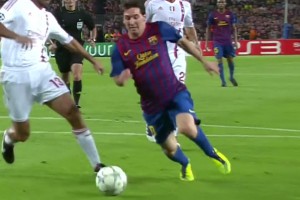 此路不通?末年內(nèi)斯塔禁區(qū)內(nèi)絲滑放鏟巔峰梅西！