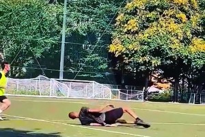 文班亞馬在野球場(chǎng)嘗試倒鉤破門(mén)，這視角效果比伊布倒鉤還炸裂??