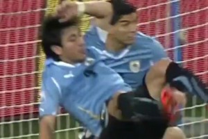 15年前的今天，蘇牙上帝之手拯救烏拉圭，從此加納對(duì)他永久免簽