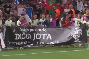 女足歐洲杯賽后，葡萄牙與西班牙球員一起緬懷因車禍去世的若塔