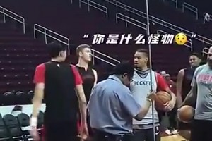時過境遷！當年周琦給火箭眾將展示摸高，一旁的哈滕還站如嘍啰