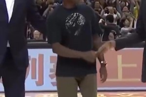 姚明這情商實(shí)在太高了！合影時(shí)主動(dòng)把C位讓給了喬丹