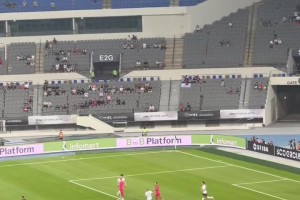 這都半場贏國足兩球??！韓國球員停球兩米遠(yuǎn)