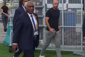 哈姆西克這頭發(fā)還是這么飄逸啊，這是參加那不勒斯名宿聚會嘛??