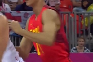 燃起來了！面對大小加索爾和伊巴卡，易建聯(lián)狂砍30分12板！