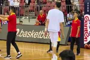 太辣眼睛了！周琦練習籃下近距離勾手，連續(xù)5次都沒進！