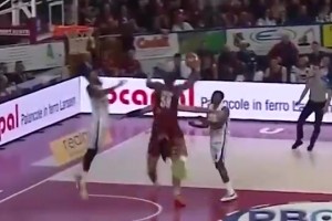 安詳?shù)剡M入夢鄉(xiāng)了！歐洲聯(lián)賽驚現(xiàn)超級死亡隔扣！