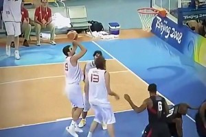 另類高光？小加索爾一球同時(shí)被詹姆斯&韋德&科比三人同時(shí)封蓋！