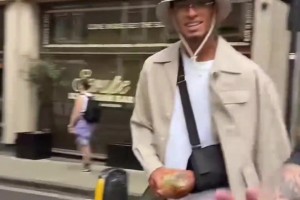 球迷在倫敦街頭偶遇手術(shù)后的貝林厄姆