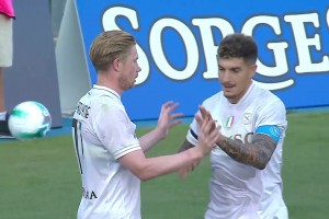 丁丁還是強(qiáng)?。『樟_納禁區(qū)混戰(zhàn)，德布勞內(nèi)得球爆射破門